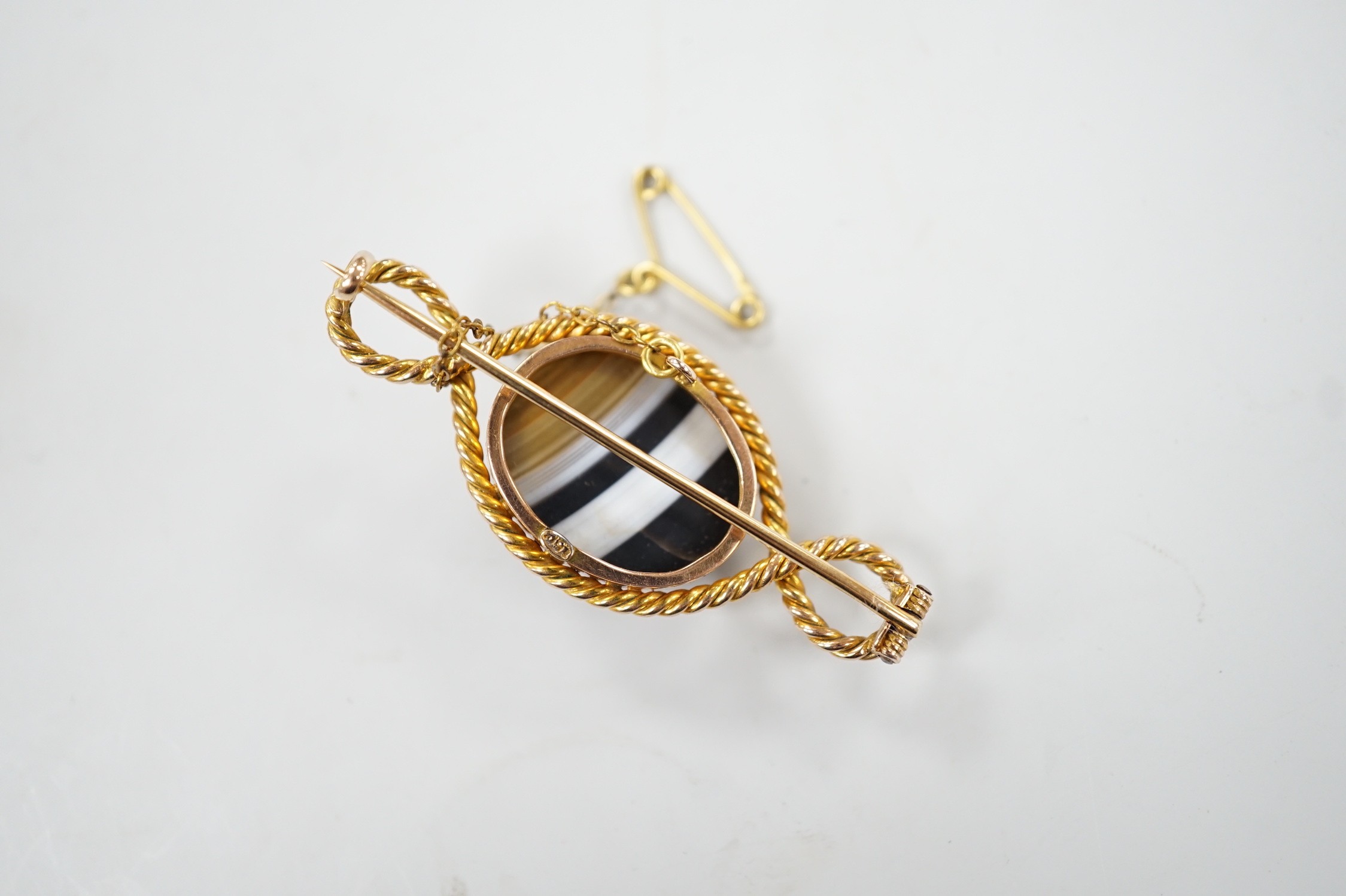 An Edwardian 15ct and banded agate set brooch, with rope twist border, 46mm, gross weight 8.2 grams.